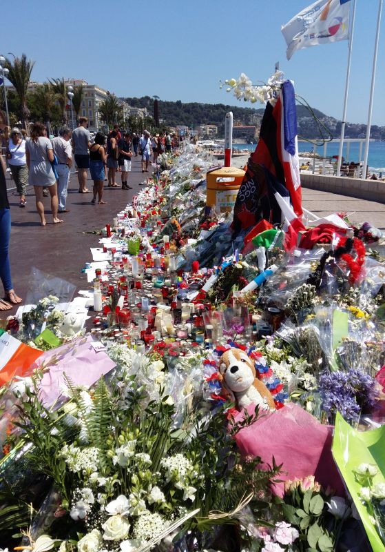 Hommage spontané, des fleurs